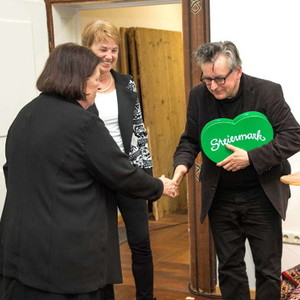 Christa Wiener-Pucher und Margit Weis von der HörBibliothek Mariahilf danken Johannes Silberschneider